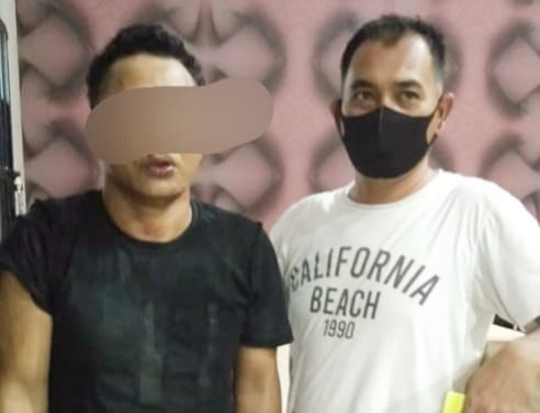 Tersangka Mikael Pasaribu alias Bapak Mita (baju hitam) diamankan personil Polres Sergai.