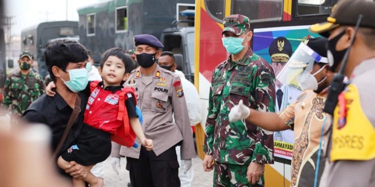 Walikota Tanjungbalai, HM Syahrial (nomor 2 dari kanan) berbincang-bincang dengan seorang TKI yang baru tiba di Pelabuhan Teluk Nibung.