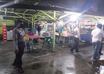 Personel Polres Tanjungbalai membubarkan masa.