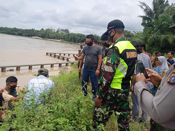 Petugas saat mengevakuasi jenazah bayi malang yang dibuang di Sungai Silau Asahan.