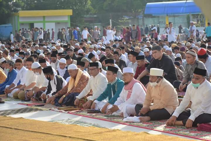 Warga yang melaksanakan shalat Idul Fitri di Alun-alun Kota Tanjungbalai.