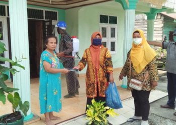 Ketua TP PKK Desa Pulau Rakyat Pekan Pimpin Penyemprotan Desinfektan di Wilayahnya