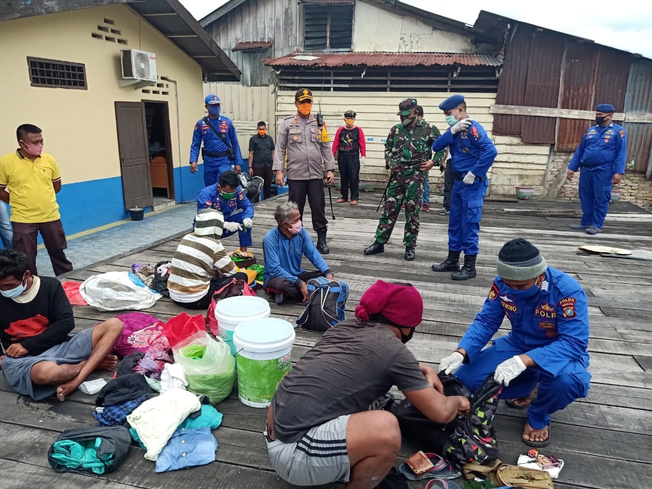 (Ignatius Siagian/taslabnews) Ke-13 TKI illegal yang diterlantarkan di hutan bakau di Desa Sei Sembilang, Kecamatan Sei Kepayang Timur, Kabupaten Asahan dan di selamatkan oleh personil Sat Pol Air Polres Tanjungbalai.