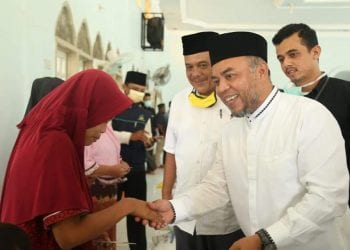 Bupati Labuhanbatu H Andi Suhaimi Dalimunthe ST MT saat memberikan santunan kepada anak yatim.