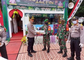 (Ricad Silaban/taslabnews) Kapolres Labuhanbatu AKBP Agus Darojat menyerahkan bingkisan minuman yang diterima Sertu T. Galingging