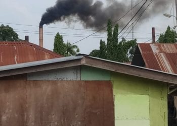 Asap yang keluar dari cerobong milik perusahaan mencemari lingkungan.