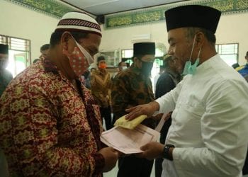 Bupati Labuhanbatu H Andi Suhaimi Dalimunthe ST MT saat memberikan bantuan.