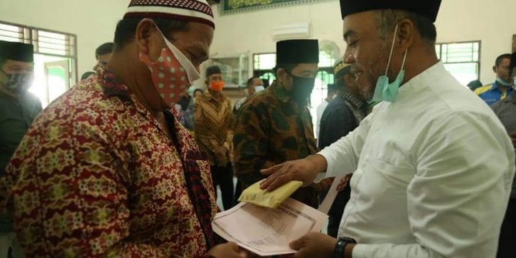 Bupati Labuhanbatu H Andi Suhaimi Dalimunthe ST MT saat memberikan bantuan.