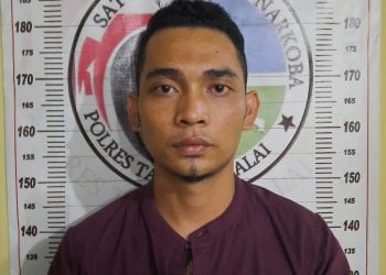 (Ignatius Siagian/taslabnews) Tersangka Muhammad Riki Dalimunthe (24) berikut dengan barang buktinya saat diamankan di Polres Tanjungbalai.