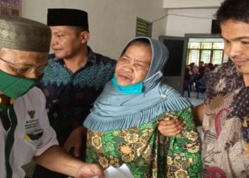 Camat Bilah Hilir Turut Membagikan 766 Paket Sembako dari Baznas di Negeri Lama