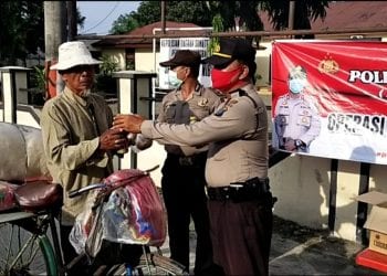 Bantu Warga Terdampak Covid-19,  Polres Tanjungbalai Rutin Bagikan Nasi Bungkus