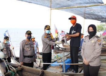 Kapolres Sergai Serahkan 100 Paket Sembako dan Masker Kepada Nelayan Tradisional