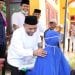 Bupati Labuhanbatu H Andi Suhaimi Dalimunthe ST MT saat memberikan paket sembako kepada salahseorang warga setempat.