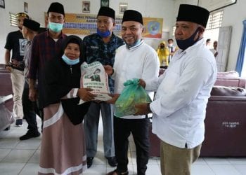 Bupati Labuhanbatu H Andi Suhaimi Dalimunthe ST MT saat meninjau pasar murah yang di gelar Disperindag Labuhanbatu.