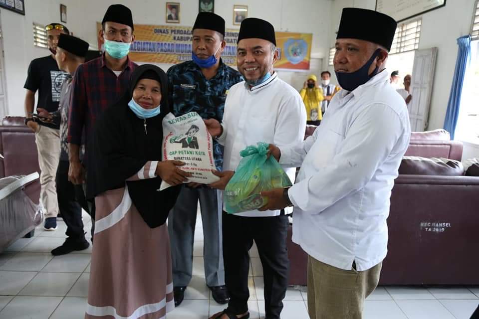 Bupati Labuhanbatu H Andi Suhaimi Dalimunthe ST MT saat meninjau pasar murah yang di gelar Disperindag Labuhanbatu.