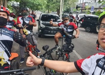 Naik Sepeda, Jurnalis di Medan Bagikan Makanan Berbuka Puasa