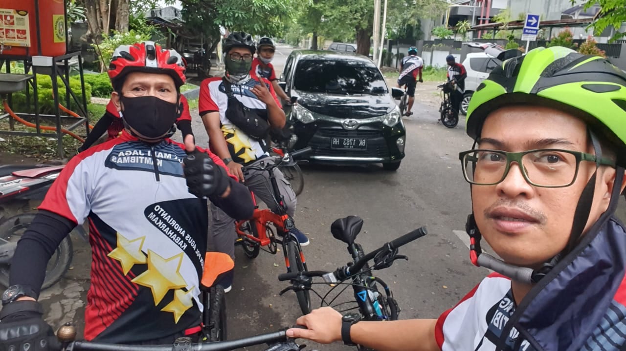 Para jurnalis yang membagikan sembako ke warga dengan mengendarai sepeda Dayung.