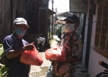 Warga saat menerima pembagian paket sembako