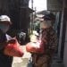 Warga saat menerima pembagian paket sembako