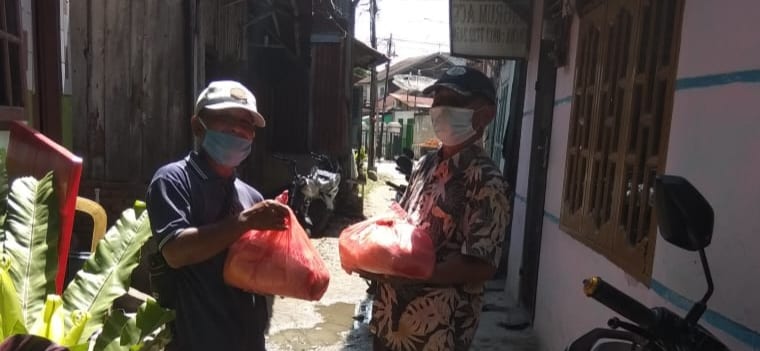 Warga saat menerima pembagian paket sembako
