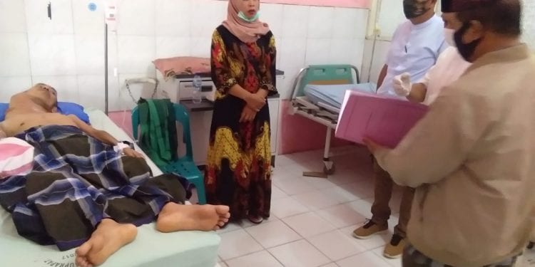 Camat Rantau Utara Turing Ritonga bersama dengan pihak Baznas saat menjenguk warga yang diduga mengalami penyakit tumor di RSUD Rantauprapat.