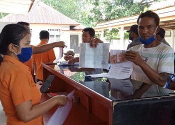 Warga Asahan yang mengambil bantuan dari Kemensos.