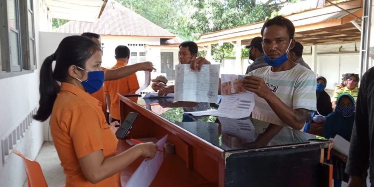 Warga Asahan yang mengambil bantuan dari Kemensos.