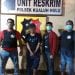 (Ricad Silaban/taslabnews) Pelaku (nomor 2 dari kiri) diapit Kanit Reskrim Ipda Yuna H. Gultom dan anggota