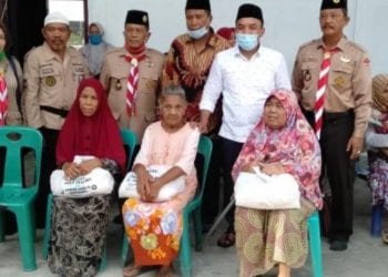 Bupati Labuhanbatu bersama Ketua Kwarcab berfoto bersama seusai acara.