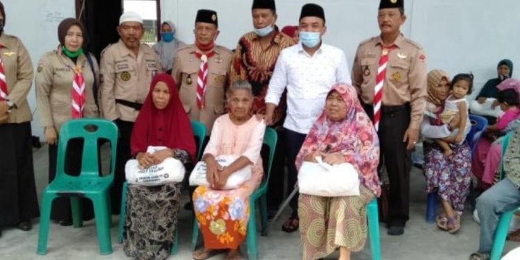 Bupati Labuhanbatu bersama Ketua Kwarcab berfoto bersama seusai acara.