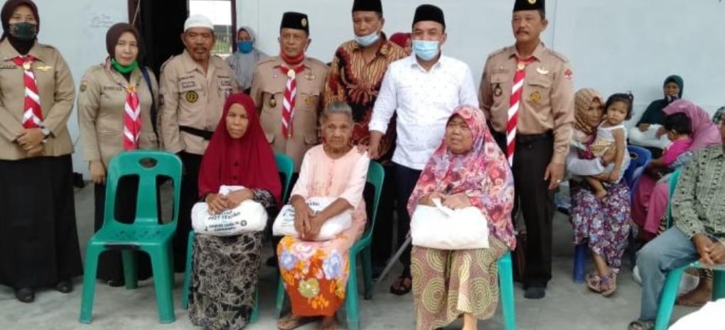Bupati Labuhanbatu bersama Ketua Kwarcab berfoto bersama seusai acara.