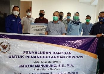 Ketua DPD Partai Nasdem Labuhanbatu Arsyad Rangkuti bersama Junaidi yang mewakil Satgas Bencana BUMN saat menyerahkan bantuan berupa APD kepada Dirut RSUD Rantauprapat dr Syafril Harahap