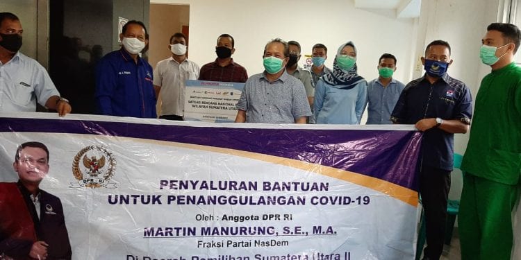 Ketua DPD Partai Nasdem Labuhanbatu Arsyad Rangkuti bersama Junaidi yang mewakil Satgas Bencana BUMN saat menyerahkan bantuan berupa APD kepada Dirut RSUD Rantauprapat dr Syafril Harahap