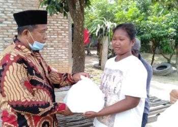 Bantuan Sembako dari Bupati Labuhanbatu saat diserahkan Camat Rantau Selatan kepada warga.