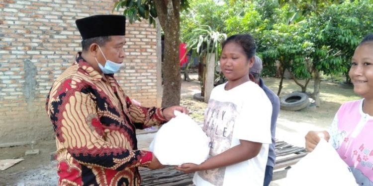 Bantuan Sembako dari Bupati Labuhanbatu saat diserahkan Camat Rantau Selatan kepada warga.