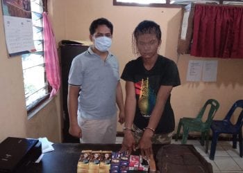 Tersangka saat di kantor polisi.