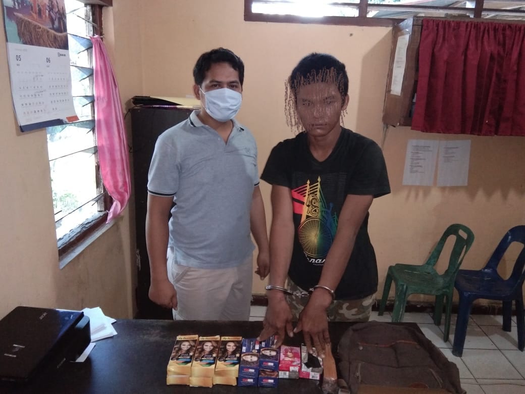 Tersangka saat di kantor polisi.
