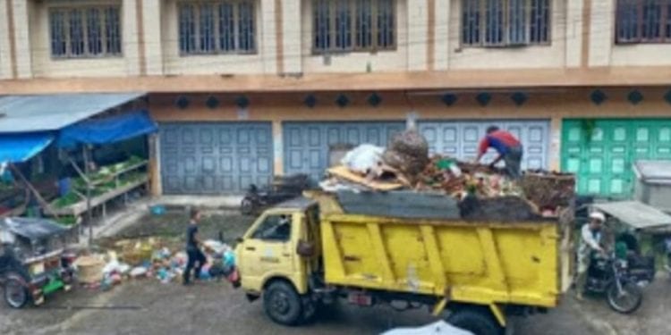 Mobil pengangkut sampah DLH Labuhanbatu saat mengangkut sampah dari Pasar Gelugur Rantauprapat.