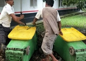 Petugas Kebersihan DLH saat membersihkan sampah.