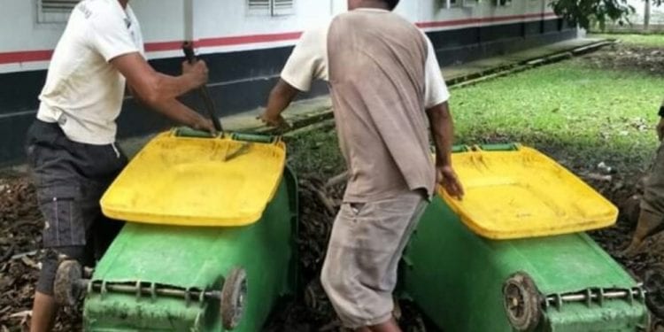 Petugas Kebersihan DLH saat membersihkan sampah.