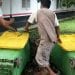 Petugas Kebersihan DLH saat membersihkan sampah.