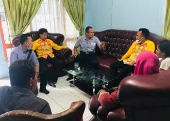 PLT Kadis PMD Labuhanbatu saat bertemu dengan kepala Desa Janji.