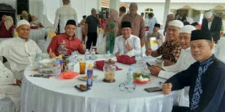 Bupati Labuhanbatu H Andi Suhaimi Dalimunthe ST MT saat menerima kunjungan dari warga.