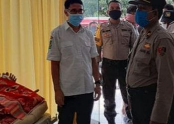 Polisi saat berada di rumah duka