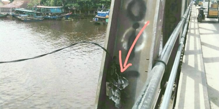 Instalasi sambungan arus listrik di badan jembatan Tabayang, Kota Tanjungbalai.