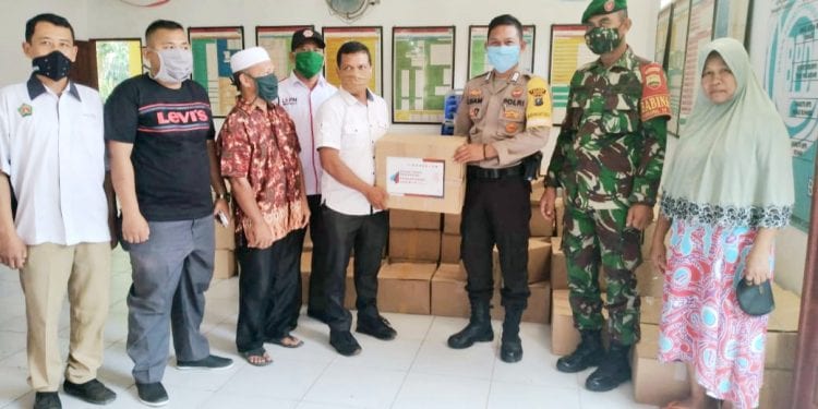 Suasana pembagian bantuan dari Pemprovsu kepada warga Desa Lobu Jiur.
■ foto/teks: sofyan butar butar