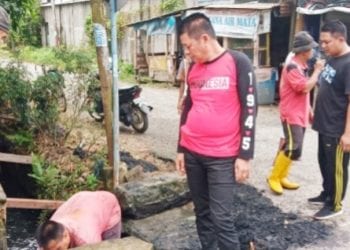 Jalankan Program Jumat Bersih, Camat Rantau Utara Terjun Langsung Bersihkan Lingkungan