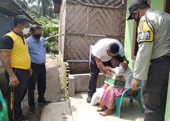 Tak Dapat Bansos dari Pemerintah, Nek Sandora Terima Bantuan dari Kapolsek Pulau Raja