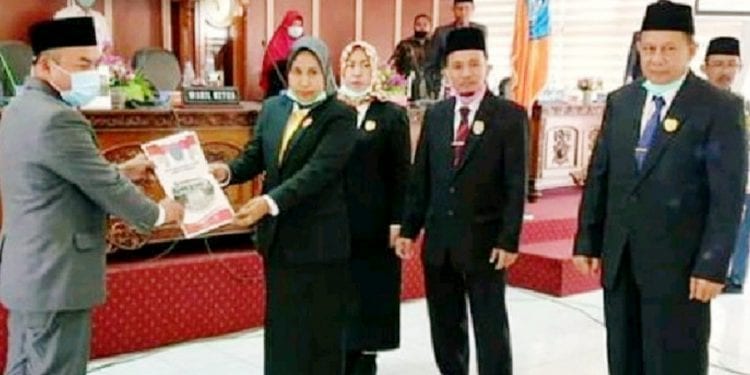 Bupati Labuhanbatu H Andi Suhaimi Dalimunthe ST MT saat menerima laporan LKPJ.