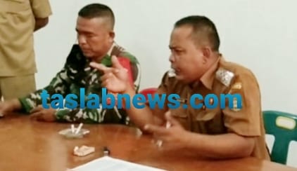 Lurah Dadimulyo, Rudi Chandra Daulay didampingi Babinsa Kelurahan Dadimulyo, Serda Kamarudin.